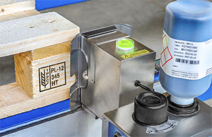 告別傳統烙印，德國EBS-2600自動噴碼機“一箭雙雕”，同時滿足木托盤多種標志和溯源可變二維碼噴印！